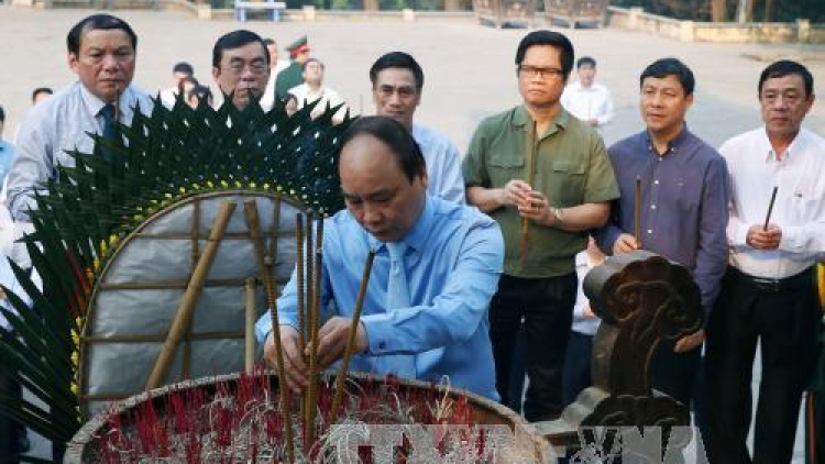 Thủ tướng Chính phủ Nguyễn Xuân Phúc dâng hương tưởng nhớ các anh hùng liệt sỹ tại Nghĩa trang Quốc gia Trường Sơn (Thời sự trưa 17/4/2016)