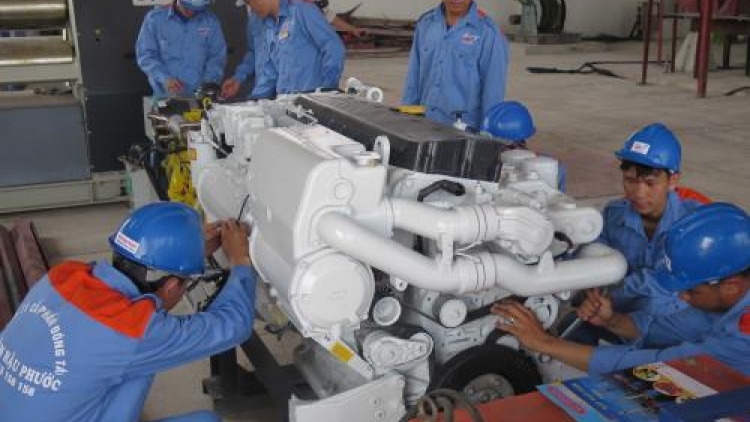 Một nhà máy đóng tàu vỏ thép đầu tiên với tổng mức đầu tư 35 tỷ đồng vừa được đưa vào hoạt động tại tỉnh Quảng Nam (Thời sự đêm 12/5/2016)