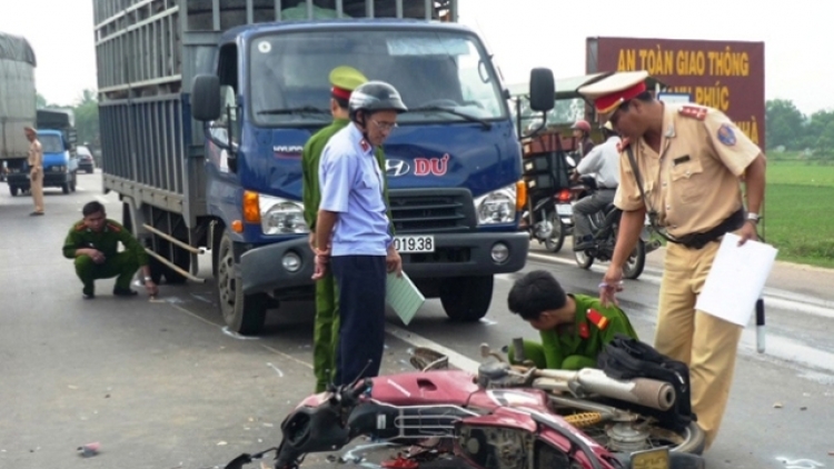 Trong 3 ngày nghỉ lễ đã có 74 người tử vong vì tai nạn giao thông, riêng hôm qua có tới 41 người bị thiệt mạng. ( Thời sự trưa 3/5/2016)