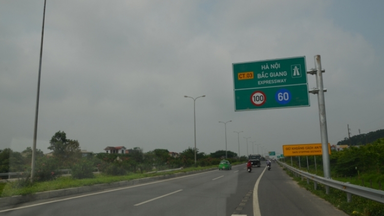 Bộ Giao thông Vận tải yêu cầu tháo dỡ toàn bộ biển báo hạn chế tốc độ 60km/h trên tuyến cao tốc Hà Nội – Bắc Giang. (Thời sự trưa 26/5/2016)