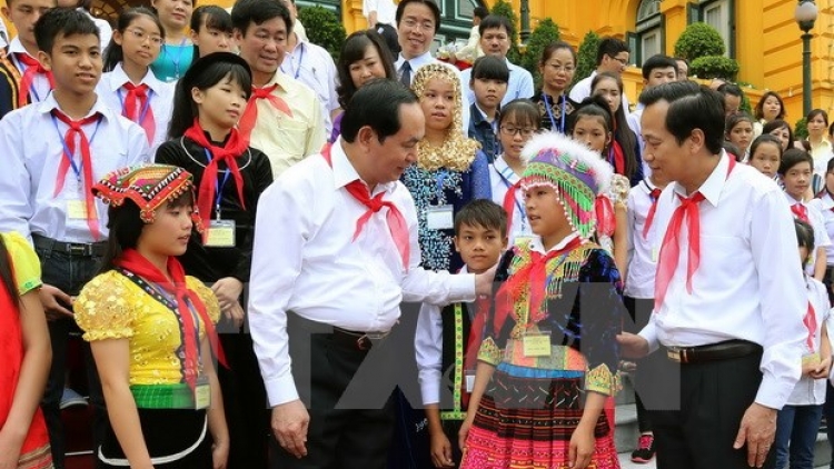 Chủ tịch nước Trần Đại Quang gặp mặt 55 đại biểu trẻ em có hoàn cảnh đặc biệt, khó khăn, nhân ngày Quốc tế Thiếu nhi 1/6 và tháng Hành động vì trẻ em năm nay. (Thời sự trưa 30/5/2016)