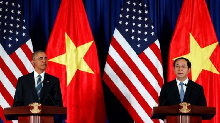 Chủ tịch nước Trần Đại Quang hội đàm với Tổng thống Mỹ Barack Obama. Nhân dịp này, Tổng thống Mỹ tuyên bố, Hoa Kỳ chính thức dỡ bỏ hoàn toàn lệnh cấm vũ khí sát thương đối với Việt Nam. (Thời sự đêm 23/5/2016)