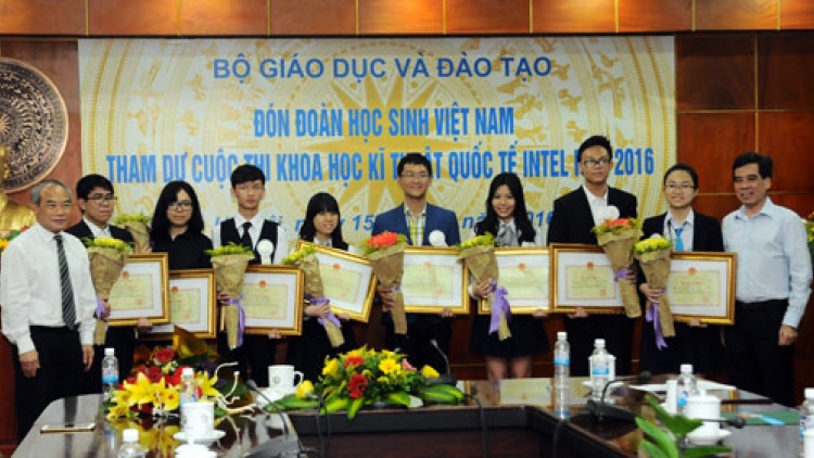 Học sinh Việt Nam đoạt giải 3 với 4 dự án khoa học tại Hội thi Khoa học quốc tế tổ chức tại Mỹ. (Thời sự trưa 16/5/2016)