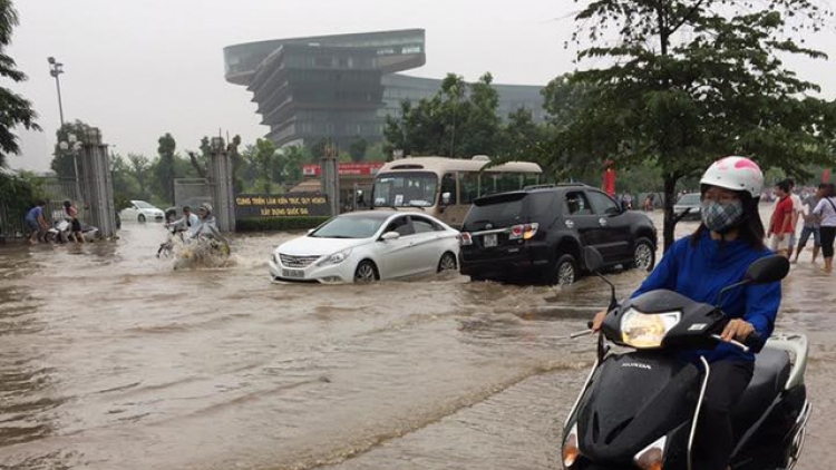 Sau trận mưa lớn đêm qua, nhiều khu dân cư và tuyến phố ở Hà Nội lâm vào cảnh ngập nặng. (Thời sự trưa 25/5/2016)