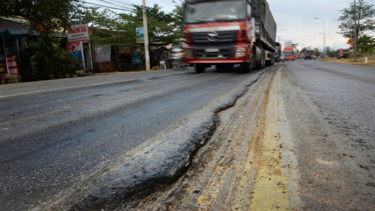 Tổng cục Đường bộ Việt Nam yêu cầu dừng thu phí trên quốc lộ 1A đoạn Trảng Bom - Phan Thiết chờ khắc phục sự cố lún. (Thời sự đêm 21/5/2016)