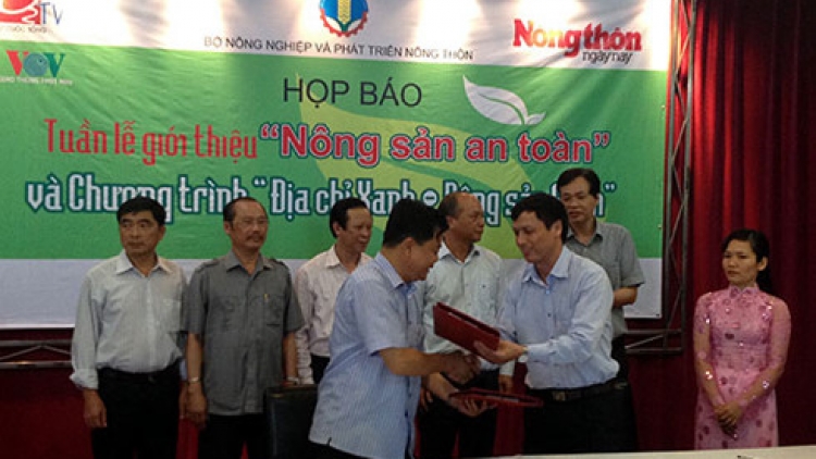 Hôm nay, Bộ Nông nghiệp và Phát triển nông thôn chính thức công bố 69 địa chỉ cung cấp sản phẩm nông sản đã được xác nhận kiểm soát an toàn thực phẩm. (Thời sự chiều 05/5/2016)