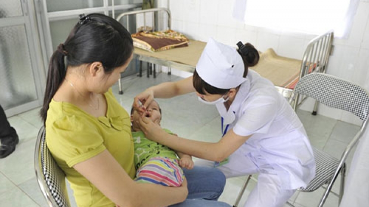 Cục Quản lý Dược (Bộ Y tế) yêu cầu khẩn trương ngừng sử dụng, thu hồi và tiêu hủy vắc xin bại liệt uống OPV, chứa 3 tuýp vi rút bại liệt 1, 2 và 3. (Thời sự trưa 7/5/2016)