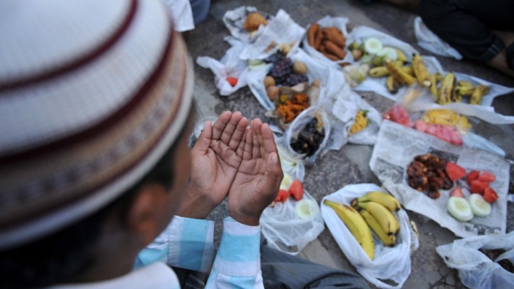 Tháng Ramadan của người Hồi giáo: Nhịn chay sẻ chia với người nghèo. (14/6/2016)