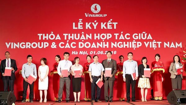 Tập đoàn Vingroup ký hợp tác với gần 250 doanh nghiệp Việt trong nhiều lĩnh vực, trong đó trọng tâm là nông nghiệp, công nghệ thực phẩm (2/6/2016)