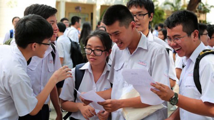 Sở Giáo dục đào tạo Hà Nội công bố điểm chuẩn vào lớp 10 trung học phổ thông chuyên. (Thời sự đêm 22/6/2016)