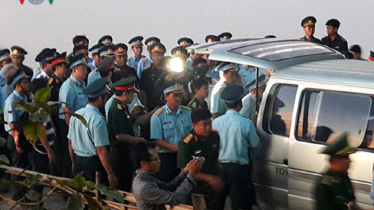 Thi thể Thượng tá Trần Quang Khải, phi công SU30-MK2 cập cảng Hải đội 2, Bộ đội Biên phòng Nghệ An trong niềm tiếc thương vô hạn của đồng chí, đồng đội và người dân. (Thời sự trưa 18/6/2016)
