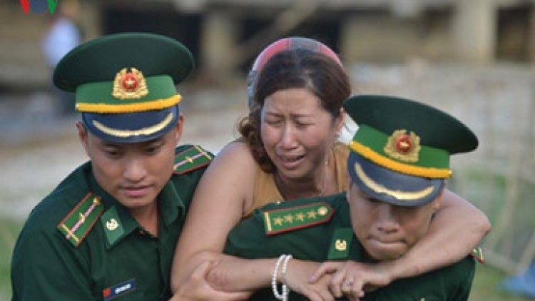 Các lực lượng cứu hộ đã tìm thấy thi thể 3 nạn nhân mất tích trong vụ chìm tàu xảy ra vào tối qua trên sông Hàn, thành phố Đà Nẵng (Thời sự đêm 5/6/2016)