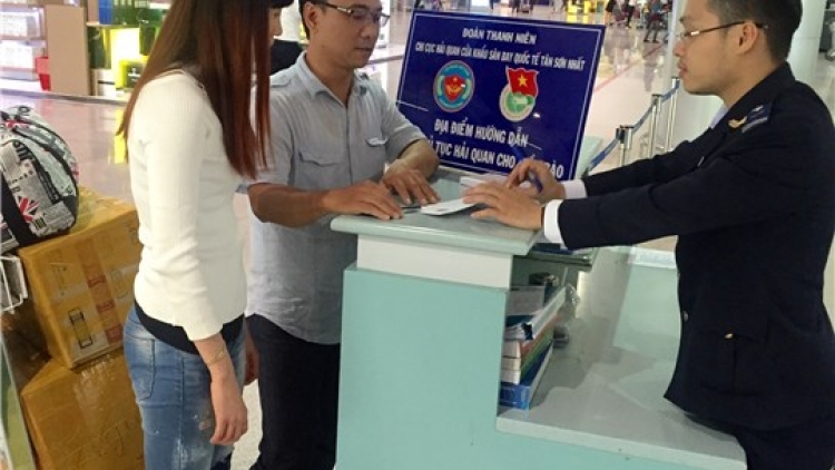 Chi cục Hải quan cửa khẩu sân bay quốc tế Tân Sơn Nhất triển khai Đường dây nóng tiếp nhận các phản hồi của người dân. (Thời sự trưa 16/7/2016)