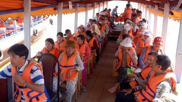 Để người tham gia giao thông đường thủy mặc áo phao (11/7/2016)