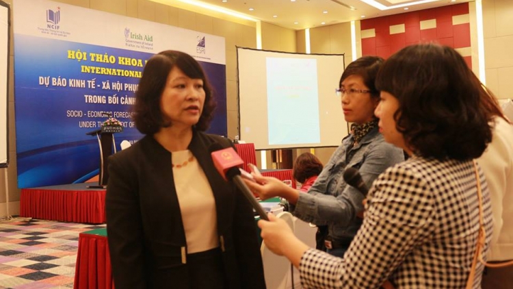 Phỏng vấn bà Mai Thị Thu - Giám đốc Trung tâm thông tin và Dự báo kinh tế-xã hội, Bộ kế hoạch đầu tư về dự báo kinh tế xã hội 6 tháng cuối năm. (2/7/2016)