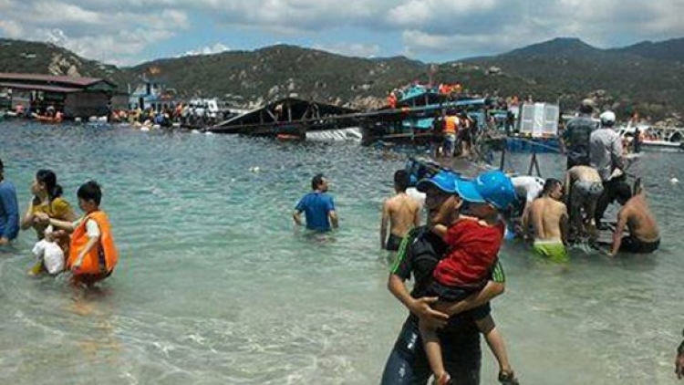 Hơn 300 du khách đã bị rơi xuống vịnh và 2 người tử vong trong vụ sập nhà hàng nổi ở Ninh Thuận. (Thời sự chiều 23/7/2016)
