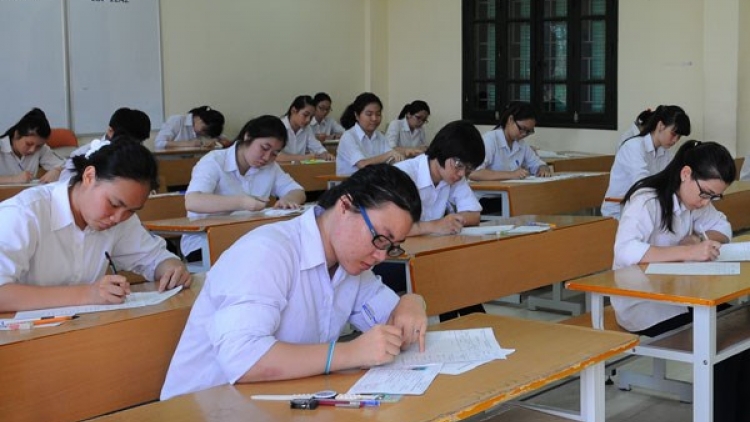 Thí sinh trên cả nước bước vào ngày thi thứ 2, Kỳ thi Trung học phổ thông quốc gia 2016 với hai môn Ngữ văn và Vật lý. (Thời sự trưa 2/7/2016)