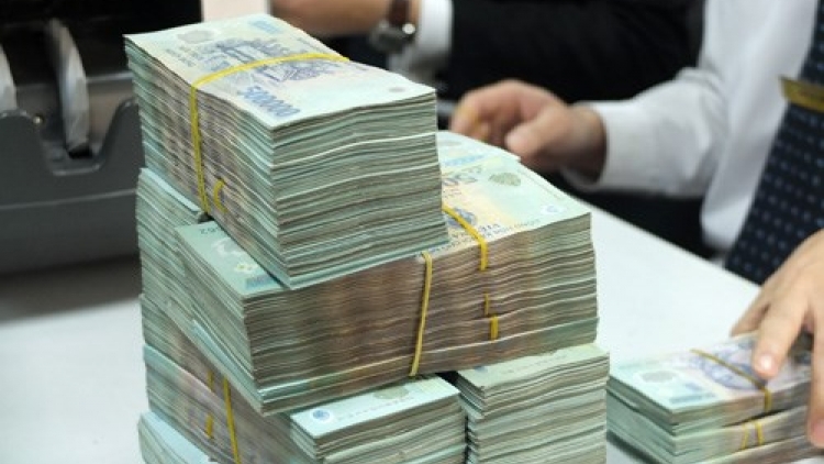 Đến cuối năm 2014, dư nợ Chính phủ ở mức hơn 1,8 triệu tỷ đồng và trong năm này, ngân sách Nhà nước đã phải dành 260.800 tỷ đồng để trả nợ (Thời sự trưa 4/7/2016)