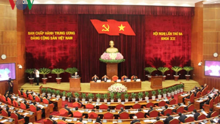 Hội nghị lần thứ ba Ban Chấp hành Trung ương Đảng khóa 12 khai mạc sáng nay tại Hà Nội, thảo luận và quyết định nhiều vấn đề quan trọng, trong đó có việc giới thiệu nhân sự cấp cao các cơ quan Nhà nước để Quốc hội khóa mới bầu hoặc phê chuẩn theo quy định của pháp luật (Thời sự chiều 4/7/2016)