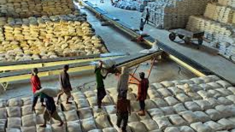 Thái Lan liên tục xả lượng lớn gạo dự trữ cho thấy tình hình thị trường gạo thế giới sẽ biến động khó lường, ảnh hưởng đến giá gạo và việc tiêu thụ gạo của Việt Nam (Thời sự chiều 3/7/2016)