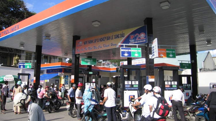 Trong kỳ điều chỉnh giá xăng dầu vào ngày hôm nay, giá xăng có thể giảm nhẹ hoặc giữ nguyên. (Thời sự trưa 05/7/2016)