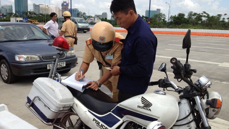 Lực lượng cảnh sát giao thông tăng cường xử phạt các lái xe sử dụng rượu, bia quá nồng độ cồn quy định. Mức phạt có thể lên tới 18 triệu đồng. (Thời sự trưa 16/8/2016)