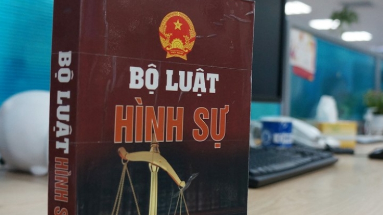 Bộ Tư pháp vẫn giữ nguyên điều 292 về tội cung cấp dịch vụ trái phép trên mạng máy tính, mạng viễn thông trong dự thảo Luật sửa đổi, bổ sung một số điều của Bộ luật Hình sự. (Thời sự chiều 16/8/2016)