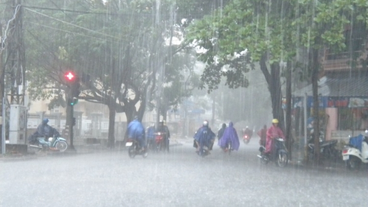 Thời tiết nguy hiểm bao trùm các vùng biển, Bắc Bộ và Bắc Trung Bộ có mưa lớn trên diện rộng.(Thời sự trưa 17/8/2016)