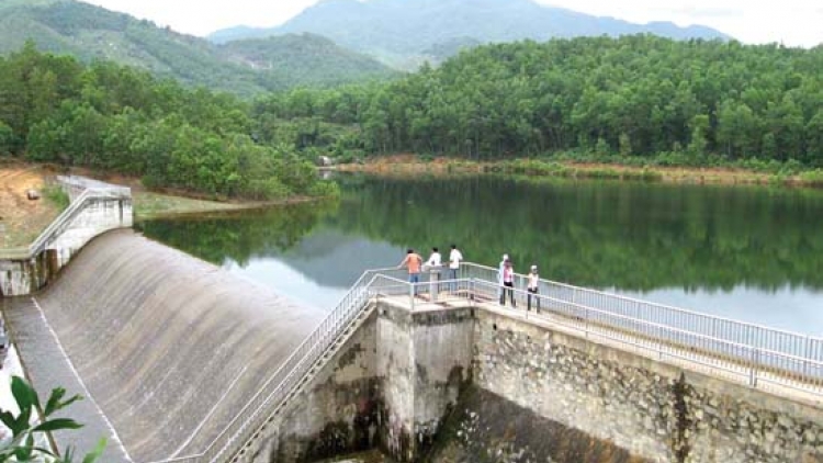 Thủy lợi Việt Nam trước những thách thức biến đổi khí hậu và yêu cầu tái cơ cấu. (29/8/2016)
