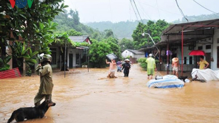 Hoàn lưu bão số 2 gây mưa to và lũ quét tại Lào Cai khiến 11 người thiệt mạng và mất tích. Hiện, lực lượng cứu hộ đã giải thoát được 100 du khách bị mắc kẹt trên quốc lộ 4D (Thời sự chiều 5/8/2016)