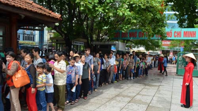 Hàng nghìn người xếp hàng vào Lăng viếng Bác trong ngày Tết Độc lập (Thời sự trưa 02/9/2016)