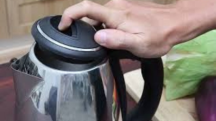Người tiêu dùng thận trọng khi sử dụng ấm siêu tốc (12/9/2016)