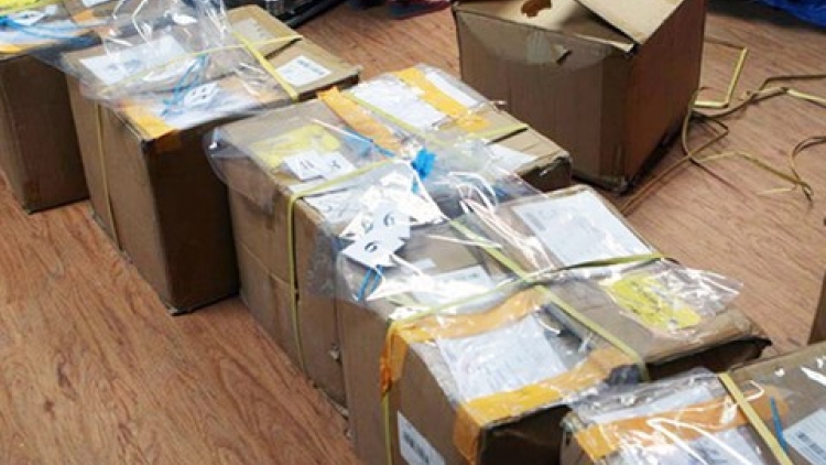 Cơ quan chức năng Hà Nội phát hiện 11 gói bưu kiện tổng trọng lượng 82,5 kg nghi có chứa chất ma túy mạnh gấp 500 lần các loại ma túy thông thường khác - còn gọi là lá Khát (Thời sự đêm 22/9/2016)
