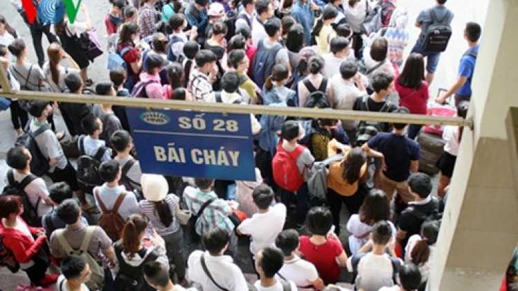 Chiều nay, lượng người đổ về các bến xe tại Hà Nội và thành phố Hồ Chí Minh để về quê nghỉ Lễ đã tăng gấp 1,5 đến 2 lần (Thời sự đêm 1/9/2016)
