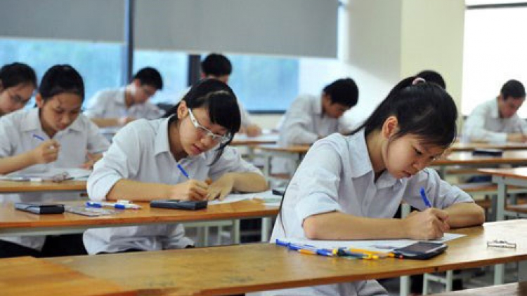 Bộ Giáo dục và Đào tạo công bố phương án tổ chức kỳ thi Trung học phổ thông quốc gia năm 2017 không khác nhiều so với bản dự thảo khi môn Toán vẫn được quyết định thi theo hình thức trắc nghiệm (Thời sự chiều 28/9/2016)