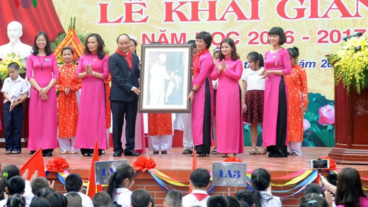 Sáng nay, hơn 22 triệu học sinh, sinh viên trên cả nước tựu trường dự Lễ khai giảng năm học mới 2016 - 2017. Lãnh đạo Đảng nhà nước cùng tham dự khai giảng chung vui với các em học sinh tại một số trường học tiêu biểu (Thời sự trưa 5/9/2016)