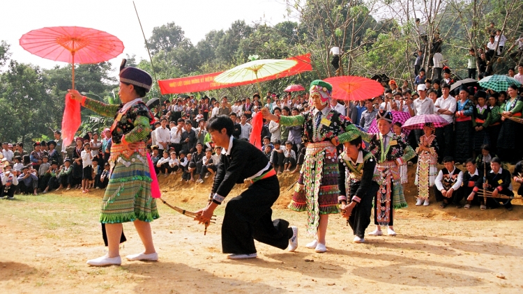 Gặp gỡ các văn nghệ sĩ là người dân tộc thiểu số: Những "sứ giả văn hóa của dân tộc mình"