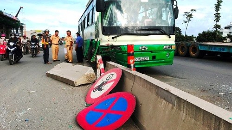 Ngày đầu tiên năm 2017, toàn quốc xảy ra 34 vụ tai nạn giao thông, làm chết 33 người  (Thời sự đêm 01/01/2017)