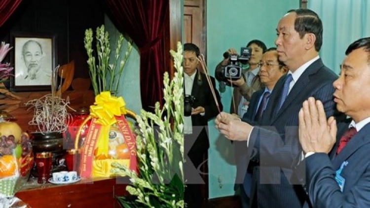Sáng nay, Chủ tịch nước Trần Đại Quang đã đến Khu di tích Chủ tịch Hồ Chí Minh dâng hương tưởng nhớ Bác Hồ (Thời sự trưa 27/1/2017)