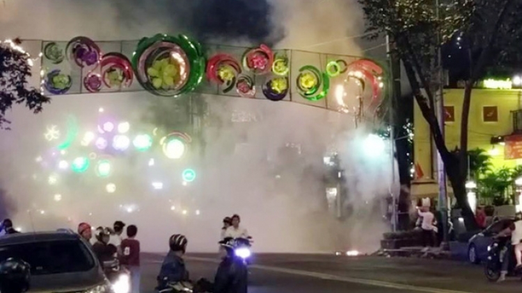 Cháy dàn đèn trang trí ở trung tâm thành phố Hồ Chí Minh dấy lên nỗi lo về nguy cơ mất an toàn từ các đồ trang trí trên tuyến phố các thành phố lớn trong dịp Tết (Thời sự trưa 16/1/2017)