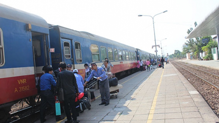 Chưa đầy 2 tuần nữa là đến Tết Nguyên Đán nhưng vẫn còn khoảng 50 nghìn vé tàu tết Bắc – Nam các loại tàu, loại chỗ chưa được bán. (Thời sự trưa 15/01/2017)