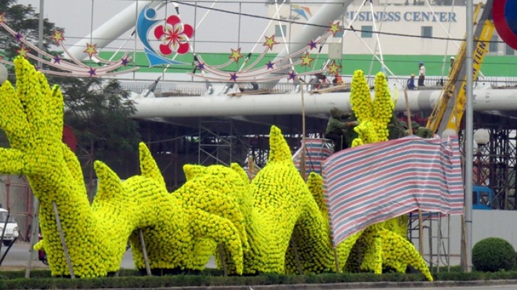 Thành phố Hải Phòng vừa phải tháo dỡ 2 con rồng bằng hoa nhựa giữa phố trung tâm vì "phản cảm và lãng phí" (9/1/2017)