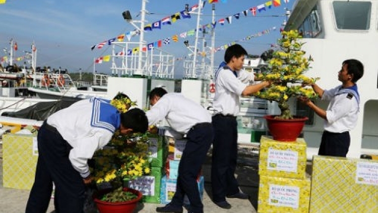 Những chuyến tàu mang mùa xuân ra đảo (15/01/2017)