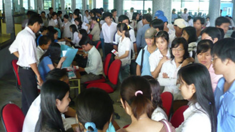 Bộ Lao động - Thương binh và Xã hội dự báo, năm nay, số lượng người thất nghiệp có bằng cử nhân tăng hơn 200.000 người so với năm vừa qua (Thời sự trưa 9/1/2017)