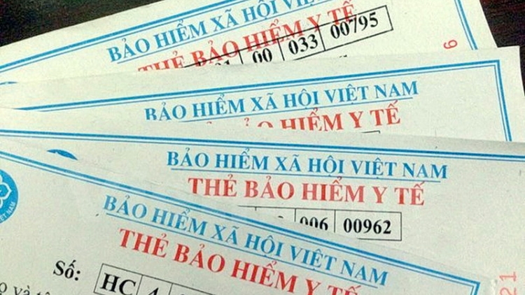 Sai thông tin trên thẻ Bảo hiểm y tế, hàng trăm người dân ở Quảng Ngãi bị từ chối khám bệnh hoặc phải chi trả 100% tiền khám chữa bệnh. (Thời sự trưa 25/10/2017)