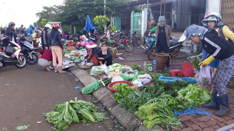 Nghịch cảnh ở Gia Lai: Chợ 6 tỷ đồng bị bỏ hoang, tư thương cắm chốt trên vỉa hè QL14 (10/10/2017)