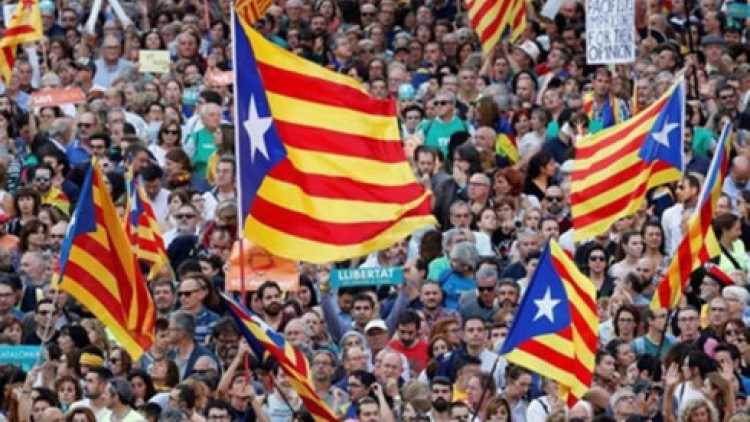 Cơ quan lập pháp Catalonia vừa bỏ phiếu ủng hộ độc lập cho vùng đất này (Thời sự đêm 27/10/2017)