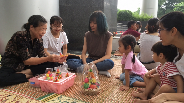 Phạm Nguyệt Ánh – nghệ nhân duy nhất giữ nghề làm hoa quả bằng bột  (04/10/2017)