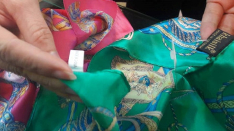 Khaisilk bán khăn lụa Trung Quốc nhưng gắn mác Việt Nam gây "tổn hại giá trị thương hiệu Việt" (27/10/2017)