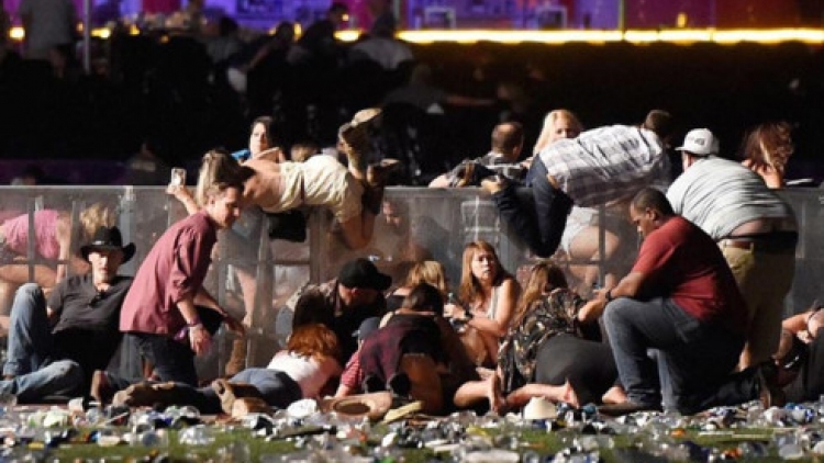Vụ xả súng tại Las Vegas, Mỹ đã khiến ít nhất 50 người thiệt mạng và hơn 400 người bị thương, trở thành vụ xả súng đẫm máu nhất nước Mỹ (Thời sự đêm 2/10/2017)